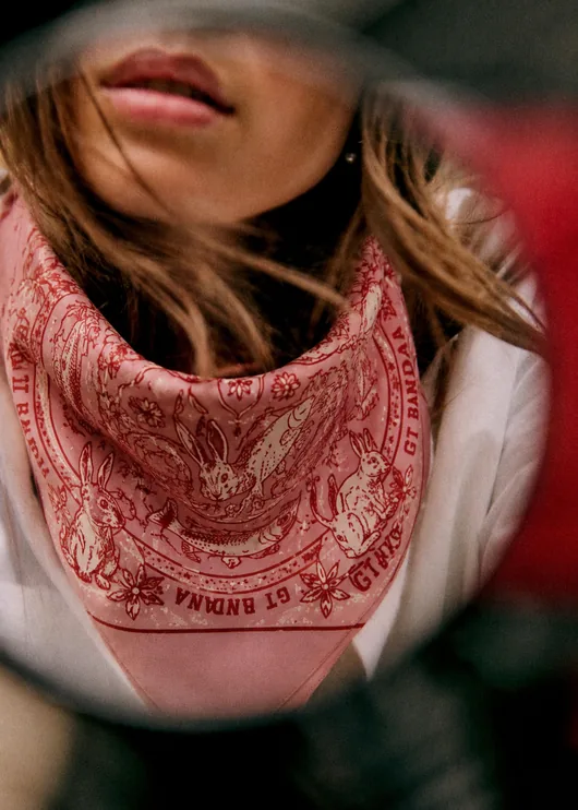Red Crunchi Munchi pañuelo bandana tied around a neck